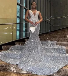 Sparkly Sliver Sequin Prom Birthday Dress 2024 Kvinnor V-ringning Crystal Beading African Black Girls Long Mermaid Evening Formal Party Gown Robe de Soiree