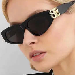 2023 Nova tendência individualizada para mulheres com armação pequena oca em forma de B Óculos de sol Olhos de gato Venda rápida