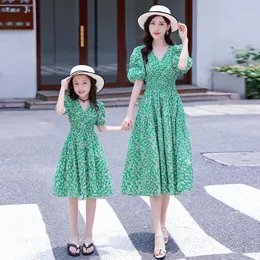 Família combina com roupas de família roupas de verão mãe filhos vestido floral mãe e filha roupas de roupa de menina vestido de praia roupas de bebê 230421