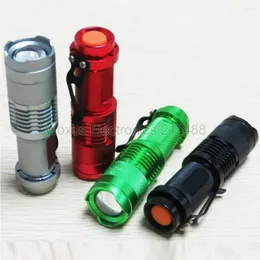 Taschenlampen-Fackeln 50pcs/lot Weiß/UV-LED-Fokus Zoombare wasserdichte Fackel-Schwarz-Rot-Silber-Grün-Aluminiumlegierungs-Lager