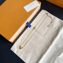 С коробкой никогда не исчезает дизайнерский дизайнерский дизайнерский ожерелья для подвески на золото v Письмо роскошное бренд бренд Кокер подвесной ожерелье ювелирные изделия AC2916