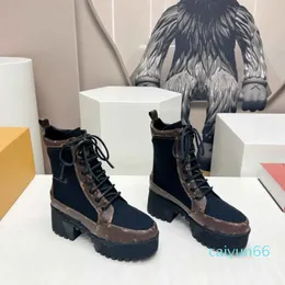 A mais recente série de botas altas para outono e inverno com sola grossa e botas curtas, sapatos femininos.