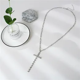 Pendanthalsband Kvinnors modetillbehör Rhinestone Cross Necklace Platinum Plated Sweater Chain Jewelry H009 Coruixi