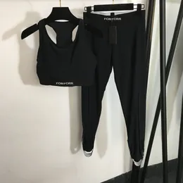 Kadınlar Siyah Yoga Kıyafetleri Takip Mektupları Lüks Tasarımcı Sportif Aktif Giyim Seksi Kırpılmış Yastıklı Tank Toplar Taytlar Seti Yaz Spor Salonu Spor giyim