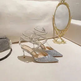 Kadınlar Bağlı Toka Sandalet Çapraz Ayakkabı Kayışı Kristal Zapatos Mujer Tasarım Topukları Yaz Pompaları Parti Chaussures Femme 50 D