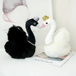 Pluszowe lalki 1PC 28CM Kawaii Białe czarne korony Swan Zabawki nadziewane miękkie bawełniane zwierzę piękne domowe dekoracje świąteczne prezenty 230421