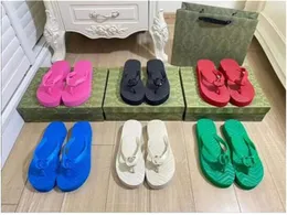 2023 Modetrend designer dam flipflops enkla ungdomstofflor mockasiner lämpliga för vår sommar höst vinter hotellstrand och andra platser