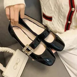 럭셔리 여성 특허 가죽 라인 스톤 버클 메리 제인 스퀘어 라운드 헤드 얕은 평평한 발레 스코프 고품질 스웨이드 밝은 대학 스타일 싱글 신발