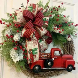 Fiori decorativi Ghirlande di decorazioni per porte di Natale Realistici ornamenti per camion rossi con rami di pino di bacche di fiocco artificiali per la festa in casa