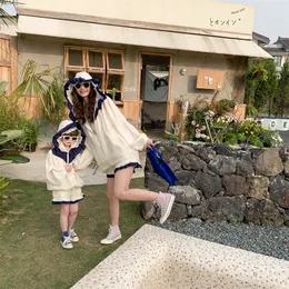 Family Matching Outfits Parent-child Wear Female and Women's Korean Western Style Girls' Summer Hooded Cardigan Sunscreen Suit Thi 230421