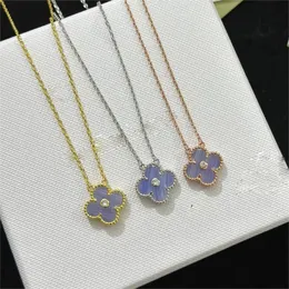 Luxury Four Leaf Clover Designer Peandant Necklace Elegant Charm Sweet Flowers Classic Choker Bling Diamond Purple Stone Womens Chain Halsband smycken