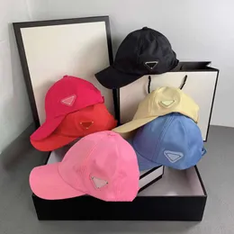 Beyzbol Kapakları Tasarımcılar Luxurys Beyzbol Kapağı Düz ​​Renkli Dil Şapkaları Yan Spor Gurur Mizaç Yüz Çift Çift Sıradan Seyahat Güneşlik Şapkası İyi Güzel