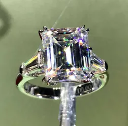 Alyans Emerald Cut 4ct Lab Diamond Ring% 100 Orijinal Sterling Sier Engagement Band Kadınlar Gelin Mücevher Hareketi Mevcut 23ESS