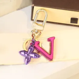 Moda marka anahtarlık mektubu tasarımcı anahtar zincirleri metal anahtar zinciri kadın çantası cazibe kolye otomobil parçaları f133