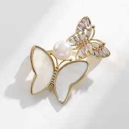 Brouches Pomlee 2023 White Beautiful Butterfly Brooch Pins Quality M0 عام مصمم للمجوهرات هدية Pyrrhula