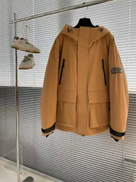 冬のマッケージ下のジャケットパーカーの膨らむジャケットをコート屋外ジャケット風？
