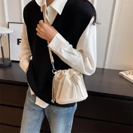 Вечерние сумки Сумка-ведро с кисточками в стиле ретро, однотонная текстура из искусственной кожи, шнурок на плечо, квадратная сумка для покупок, универсальная Bolsa