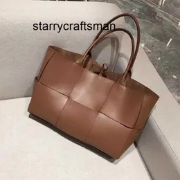 Lyxväskor Botteg Vene Candy Arco Arco Tote Cowhide Woven Bag For Women 2023 Ny handhållen stor enkel axel hög kapacitet underarm