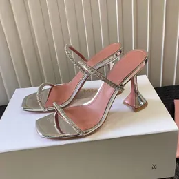 Amina Muaddi Sandals 여성을위한 슬리퍼 95mm 힐 크리스탈 장식 gilda 슬리퍼 스트랩 스풀 발 뒤꿈치 여름 디자이너 신발 파티 드레스 신발
