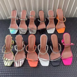 Amina Muaddi Sandalet 95mm Kristal Emelished Gilda Slipper Kayış Makara Terlik Kadınlar İçin Topuk Topuk Yaz Lüks Tasarımcılar Ayakkabı Banquet Elbise Kadın Ayakkabı