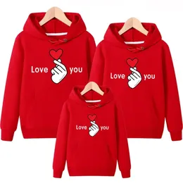 Familjsmatchande kläder Matcha tröja Lång ärm Kärleksförälder Löst huvtröjor Finger Heart Hoodies varma skjortor 231121