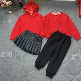 Tasarımcı Çocuklar Noel Giysileri Setler Kızlar Mektup Baskılı Hoodies Üçgen Etiketleme PU Plajed Etek 2 PCS Boys Sports Rahat Kıyafetler Z5529