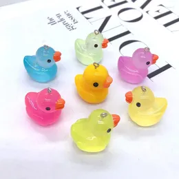 チャーム6pcs/lot半透明ビッグダック樹脂イヤリング用の大きなサイズのペンダントキーチェーン動物工芸