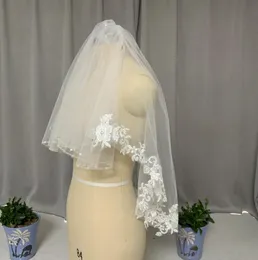 Veli da sposa Velo corto a due strati con perline bianche con paillettes avorio in pizzo con applicazioni di diamanti a pois