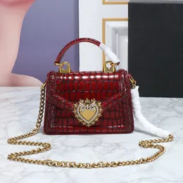 2023 Designer de moda de alta qualidade Bolsa de corrente com laço de amor com fivela magnética oculta na frente, bolsa de ombro simples e elegante 5A