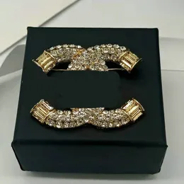 Letra de designer de marca de luxo Broches de moda pin péroles broches de cristal jóias de jóias para casamento de amor presente