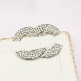 有名なデザインCブランドLuxurys Desinger Brooch Women Rhinestone Pearl Letter Brooches Suit Pin Fashion Jewelry高品質のアクセサリー