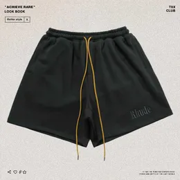 Designerkläder Rhude Broderade Enfärgade Fritidssport Beskurna byxor High Street Lösa dragsko Shorts Par Joggare Sportkläder Strand fitness utomhus