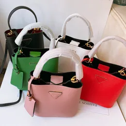 10a högkvalitativ hinkväska crossbody för kvinnor hobo väskor lyxiga handväskor vanlig färgdesigner visar prado väskor svart klassisk bokstav äkta läder