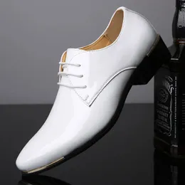 Storlekskvalitet Patent Män bröllop Ly Brand Men 38-48 Black White Soft Man Dress Leather Casual Shoes 231122 940