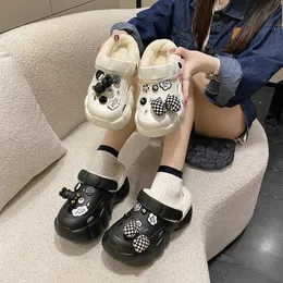 Novos sapatos de buraco de pelúcia dos desenhos animados para outwear feminino outono inverno coreano sola grossa pés sentindo baotou chinelos de algodão quente 231007