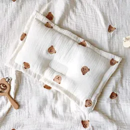 Kuddar Cartoon Bear Baby Pillow For Born Stuff Kids Bedding Anti Roll Sleeping Pillows Cushion Neck Head Breattable Spädbarnskudde 230422