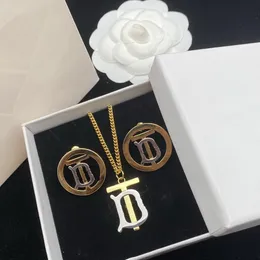 Semplicità Classici bicolore Lettera Pendenti Progettato Collana Bracciale Orecchini Set Uomo Non sbiadito Regali da donna Gioielli firmati BBS9