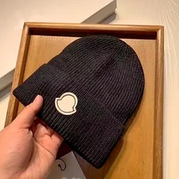 Designer Beanie Cappello lavorato a maglia caldo Berretti classici con teschio Cappelli invernali con palla di pelo traspiranti Disponibili in 8 colori Opzione multi colore Regalo di Natale