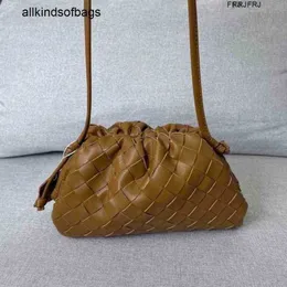 Bottegaavenetas Bolsa Bolsa Novo Estilo Plissado Wind Woven Cloud Bag Couro Ombro Único Messenger Mão Botão Magnético Bolinho Feminino Tendência Geral Ha Yk