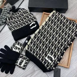 Designer Scarf Hat Set Woman Men Winter Classic Hats Scarves Glove 3 Piece Set Sticked Beanie Cashmere Letter Brodery Beanies Scarfs High Quality Gift