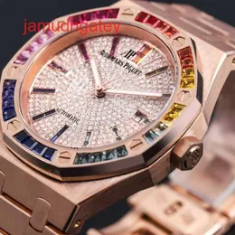 Ap Swiss Luxury Watch, el movimiento 2225 se ha actualizado a un lujoso All Sky Star 15413 o esfera con un anillo exterior de arco iris degradado lleno de diamantes en el diámetro posterior