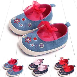 Första vandrare Baby Summer Flower Walking Shoes Girls Sports Flat Bottom Non Slip Lätt på bekväma broderi Sandalier