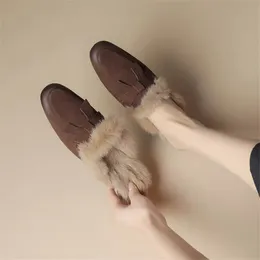 Terlik kış koyun deri kadınlar ayakkabı tavşan saç katırları kadınlar için ayakkabı yuvarlak ayak parmağı düşük topuk terlik tıknaz topuk kapak ayak terlik 231123