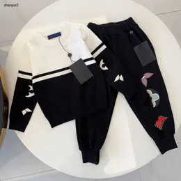 Luxury Autumn Baby Tracksuits Kids Designer Kläder Storlek 100-150 Svart och vit kontrast stickad tröja av hög kvalitet byxor nov25