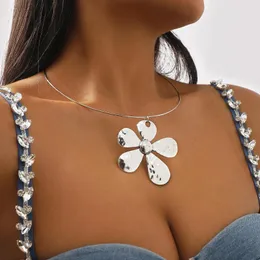 Cadenas que venden collar de flores ahuecadas geométricas personalizadas