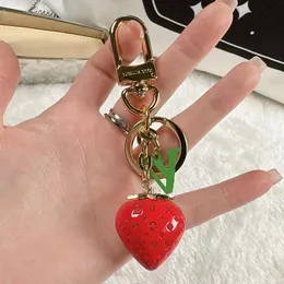 Kadınlar için Lüks Anahtarlık Çilek Kalp Kolye Tasarımcısı Key Ring Ring Womens Bag Toodents v Buckle Araba Anahtar Zincirleri El Yapımı Ana Zincir Hediyeler 5