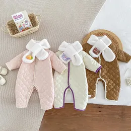 Pigiama coreano Ins Neonate Tute Sciarpa 2 pezzi Completo bambino Peluche scozzese addensato in cotone Pagliaccetto Capispalla Stampato Silenziatore 231122