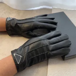 Homens luvas de pele carneiro designer cabo preto p luva inverno quente pelúcia gants clássicos guanto triângulo marca moda handschuh