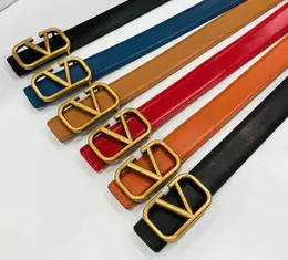 Cintura di design nuova decorazione della cintura traforata con piccola fibbia a forma di V in vera pelle da uomo abbinata a jeans e tasche versatili dei pantaloni in versione coreana