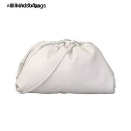 Bottegaavenetas Bags Pouchs Axigo Damentasche aus gleichem Leder Cloud One Shoulder Cross Body Small Plissee Hand Soft Dumpling Have Logo